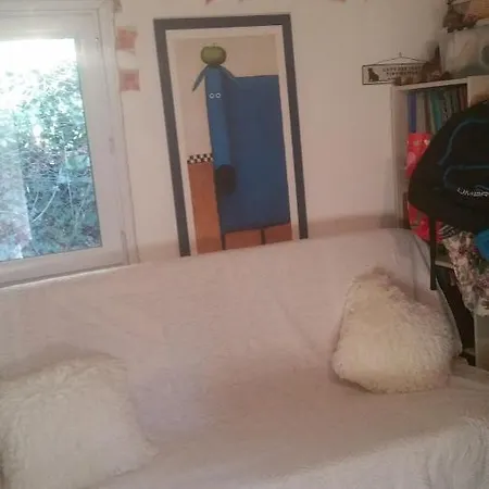Maison Aux Volets Jaunes