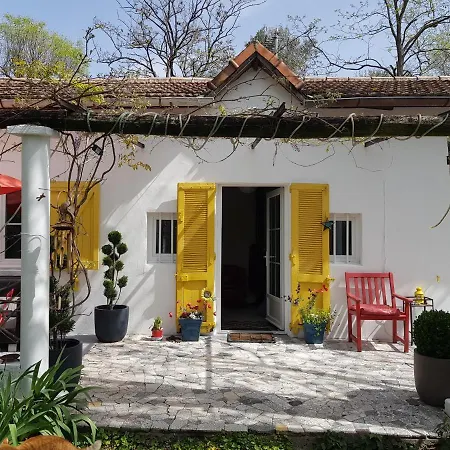 Maison Aux Volets Jaunes