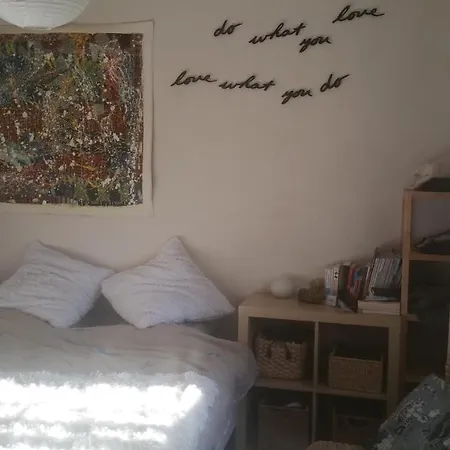 Maison Aux Volets Jaunes
