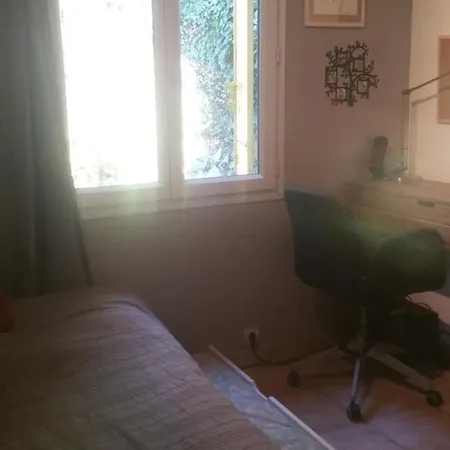 Maison Aux Volets Jaunes *
